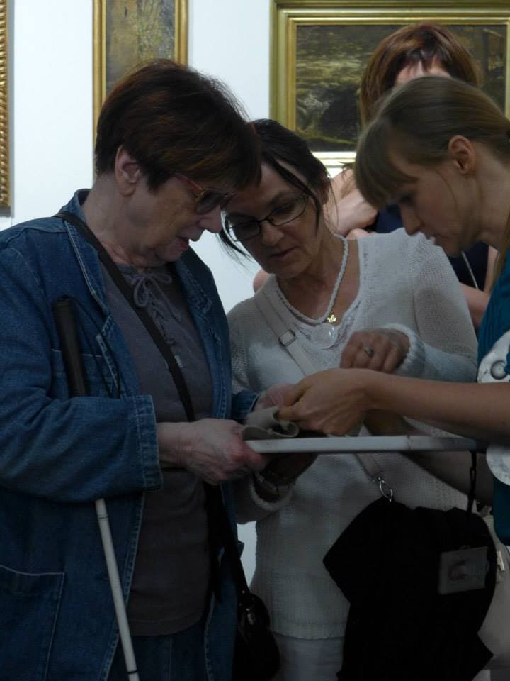 Na zdjęciu osoby niewidome podczas warsztatów w Muzeum Narodowym w Warszawie
