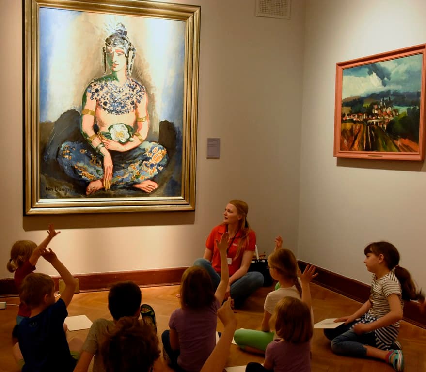 Grupa dzieci na zajęciach w muzeum