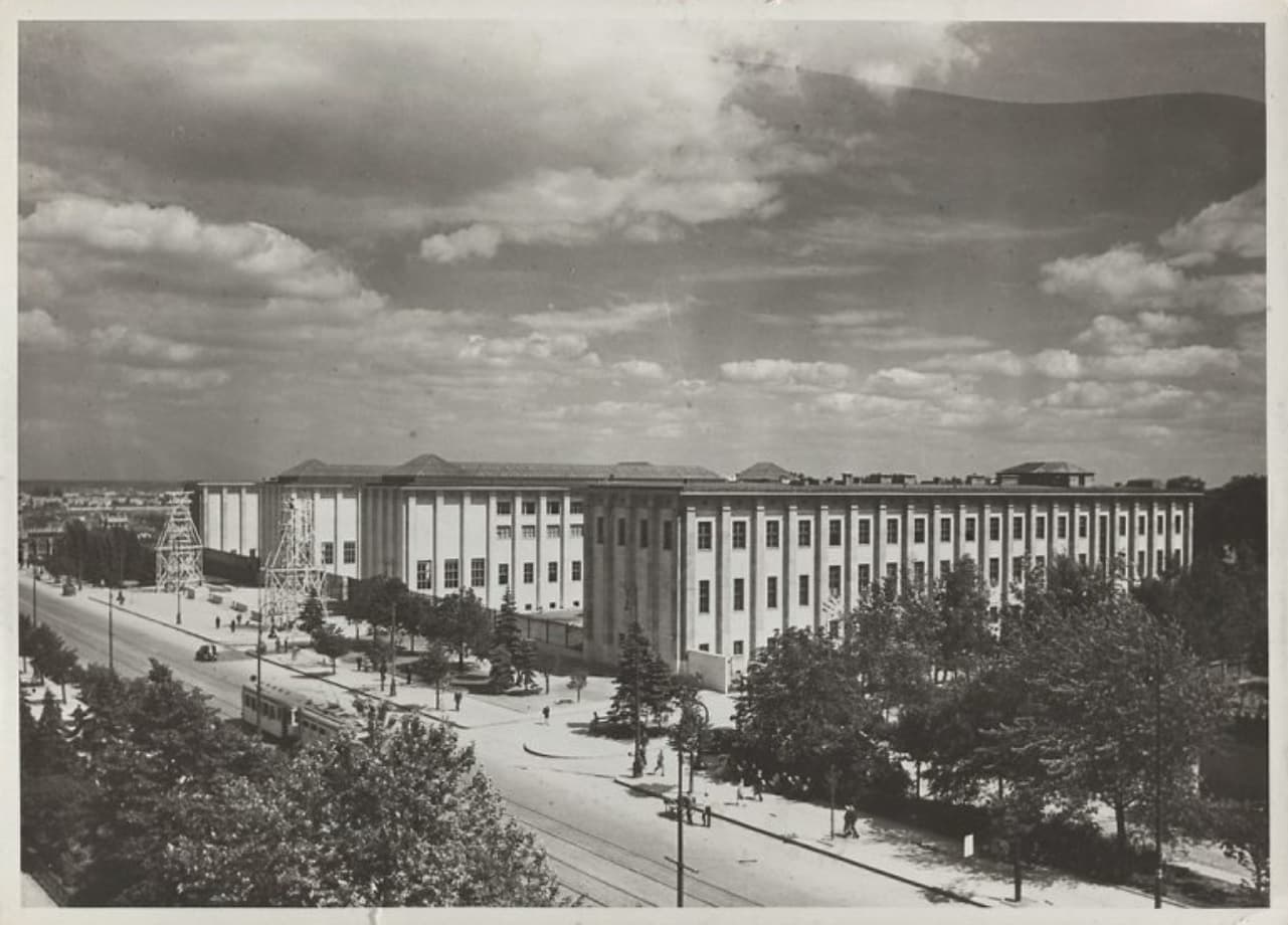 Jan Ryś, Gmach Muzeum Narodowego w Warszawie - widok ogólny, fotografia czarno-biała, 1937-1938