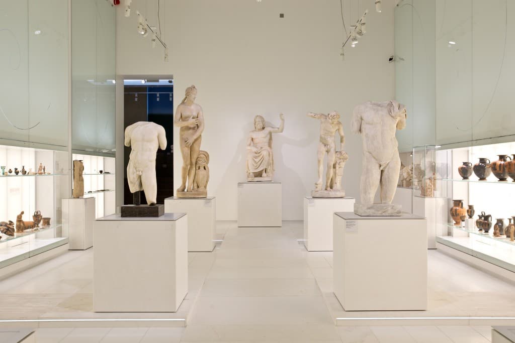 Galeria Sztuki Starożytnej w MNW, sala ze zbiorami sztuki greckiej i rzymskiej. Fot. Bartosz Bajerski / MNW