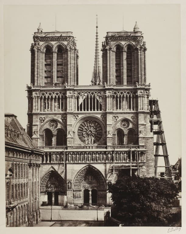 Czarnobiałe zdjęcie fasady katedry Notre Dame w Paryżu.