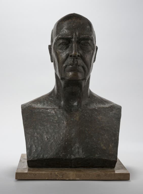 Popiersie mężczyzny bez włosów, wykonane z brązu. Prezydent Gabriel Narutowicz