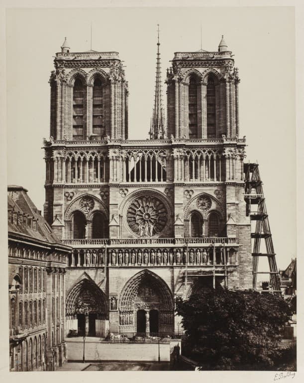Czarnobiałe zdjęcie fasady katedry Notre Dame w Paryżu