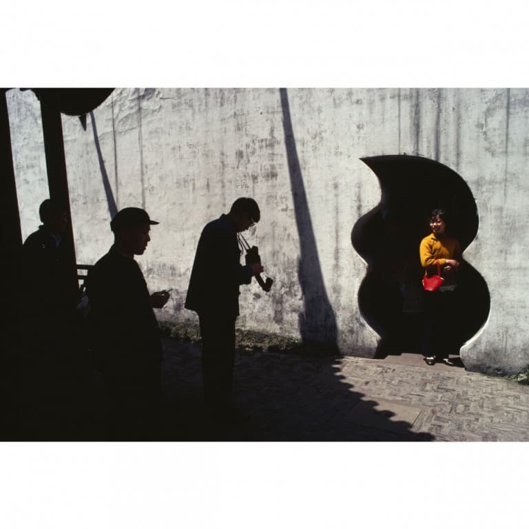 CHINY, Szanghaj. Ogród Yuyuan – zabytkowy kompleks na terenie Starego Miasta, 1980, współczesna odbitka na papierze barytowym, Bruno Barbey / Magnum Photos.
